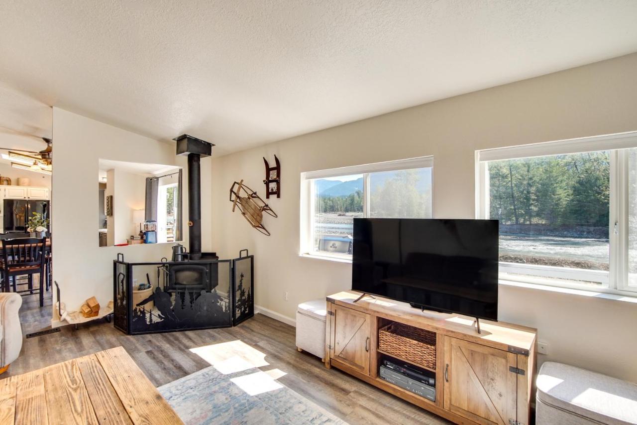 Riverfront Home With Deck, Near Mount Rainier! Packwood Exterior foto