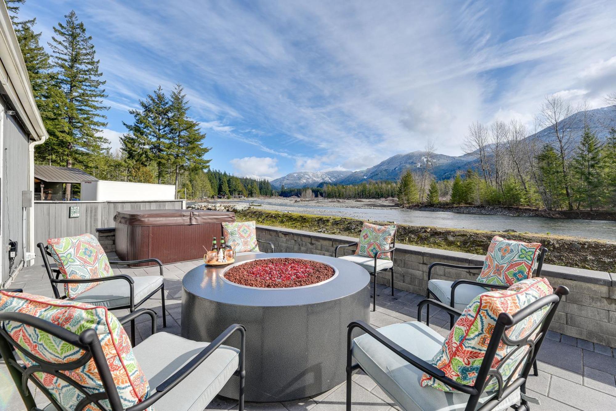 Riverfront Home With Deck, Near Mount Rainier! Packwood Exterior foto